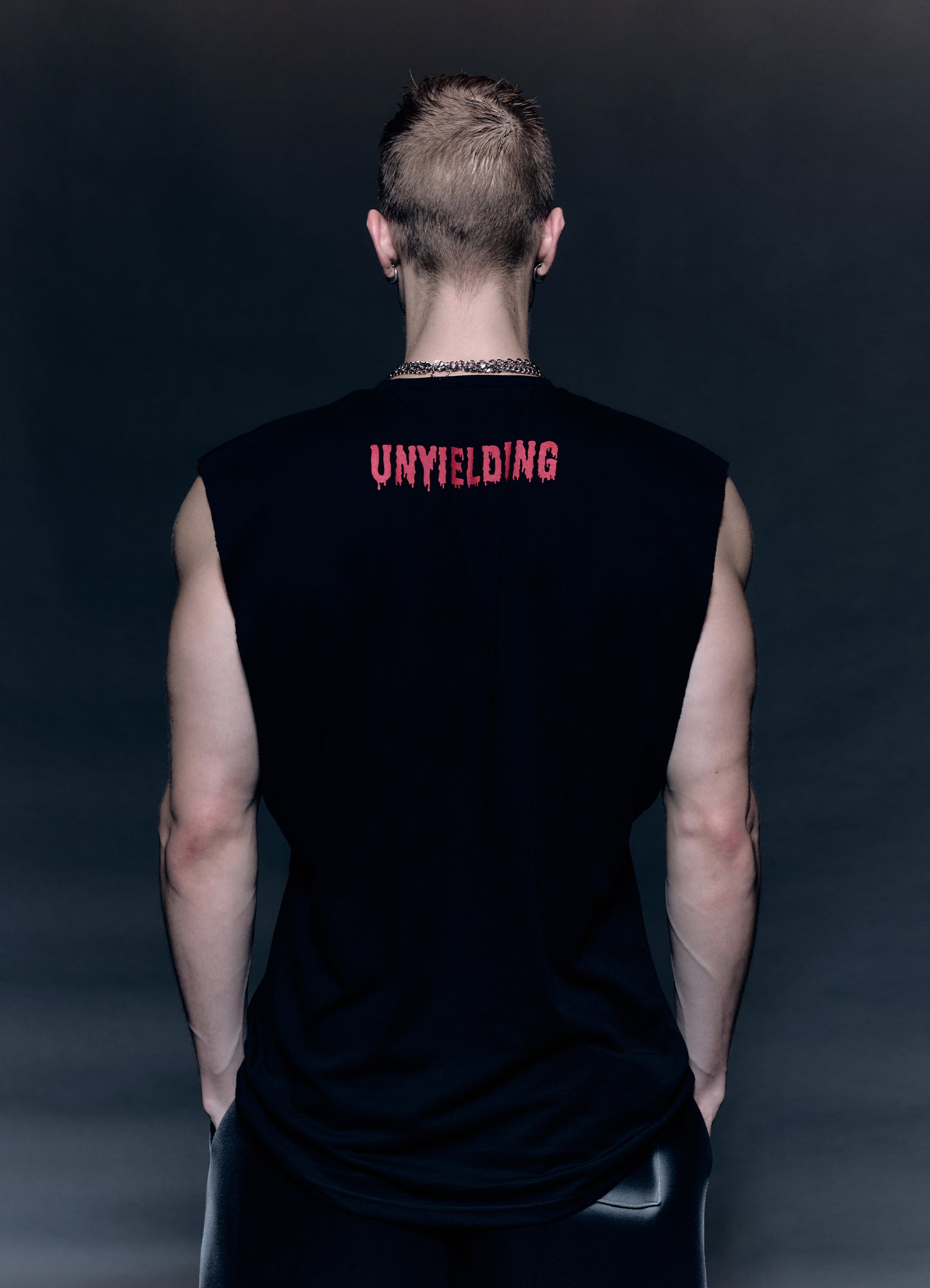 FIED UNYIELDING SLEEVELESS T-SHIRT